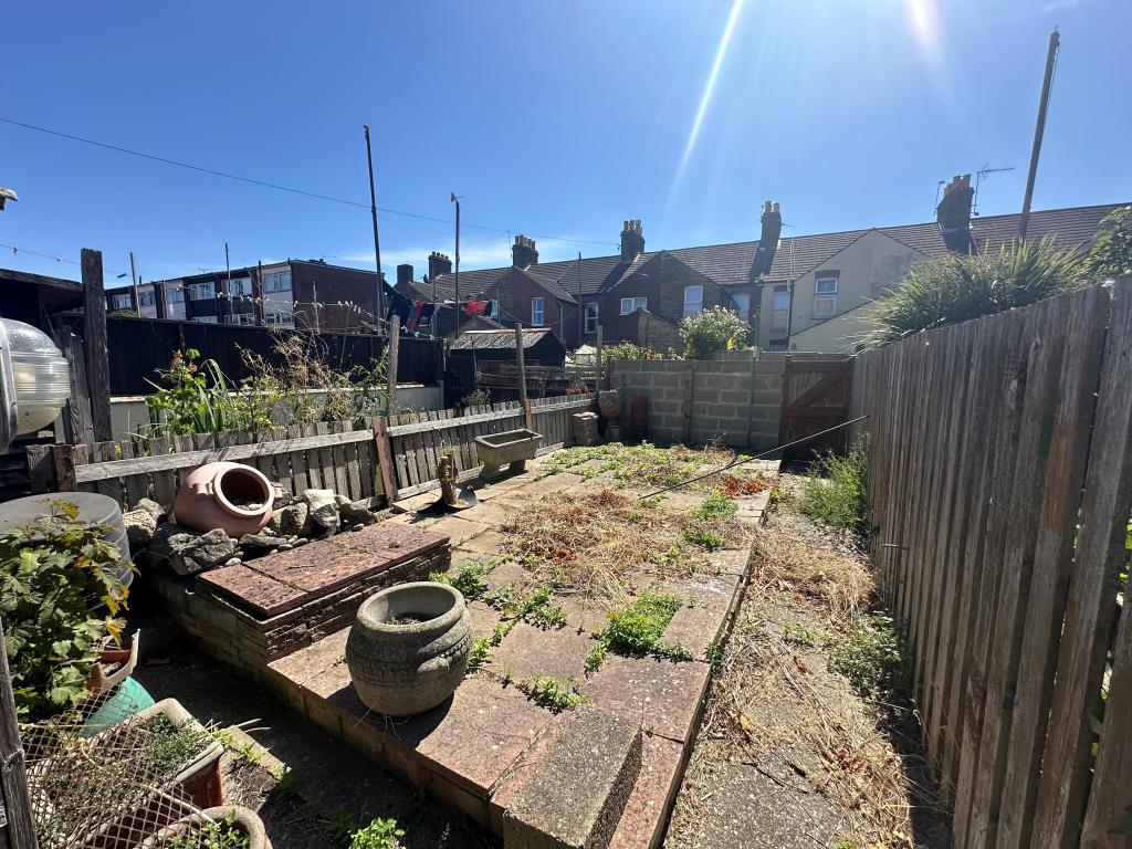 Lot: 162 - TERRACE HOUSE FOR REFURBISHMENT - Garden